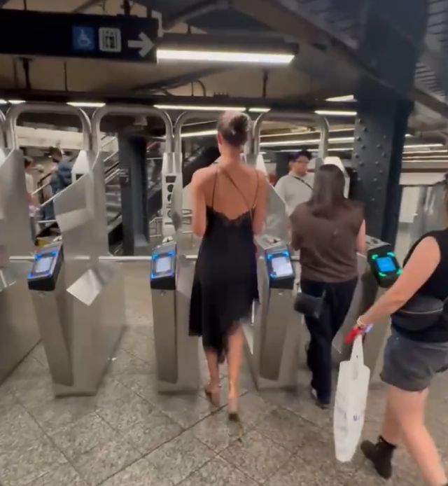 Типичный день в метро Нью-Йорка Типичный день в метро Нью-Йорка