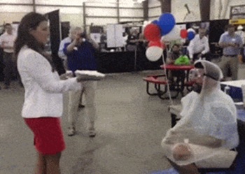 Бросок торта в лицо обернулся падением