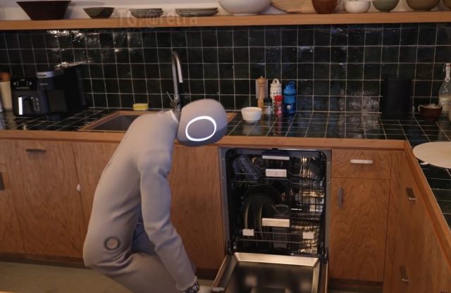 робот загружает посудомоечную машину
