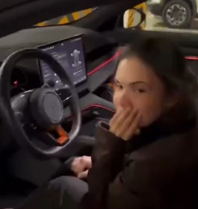 девушка расстроилась из-за плохого подарка