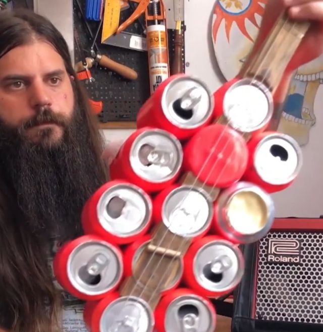 Энтузиаст сделал гитару из пивных банок