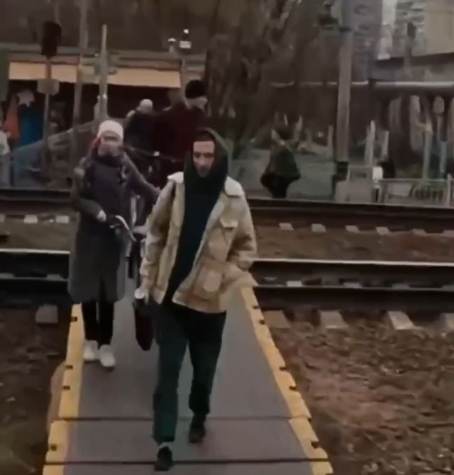 В Подмосковье девушка спасла бабушку от несущегося поезда