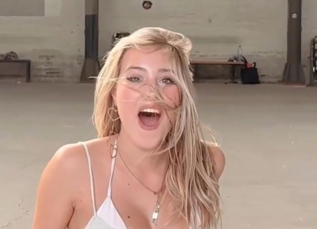 Ничего необычного, просто скейтерша