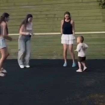 Малыш попытался развести девушек