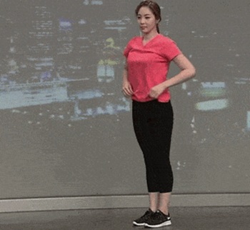 Девушка показала как правильно бросать мяч Девушка показала как правильно бросать мяч