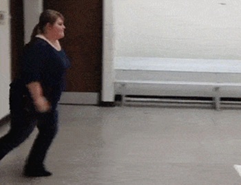 Неудачное "колесо" в исполнении полной девушки Неудачное "колесо" в исполнении полной девушки