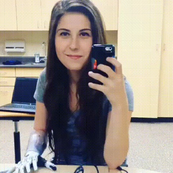 Девушка с футуристичным протезом руки Девушка с футуристичным протезом руки