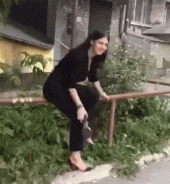 Девушка забавно плюхнулась в палисадник