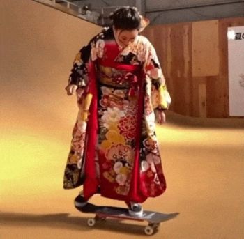 Девушка в кимоно прыгает на скейте