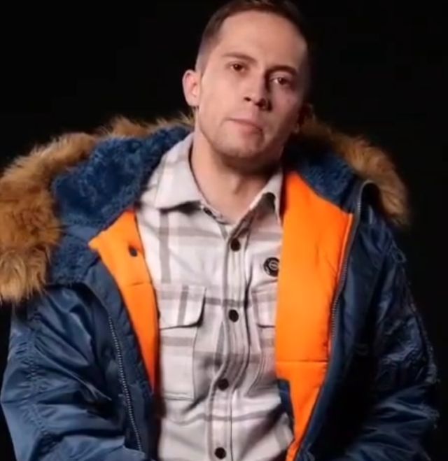 Любовный треугольник между девушками, парнями и их пуховиками