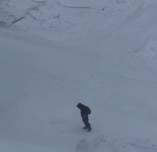 Мощнейший ветер сносит школьников с ног в Норильске