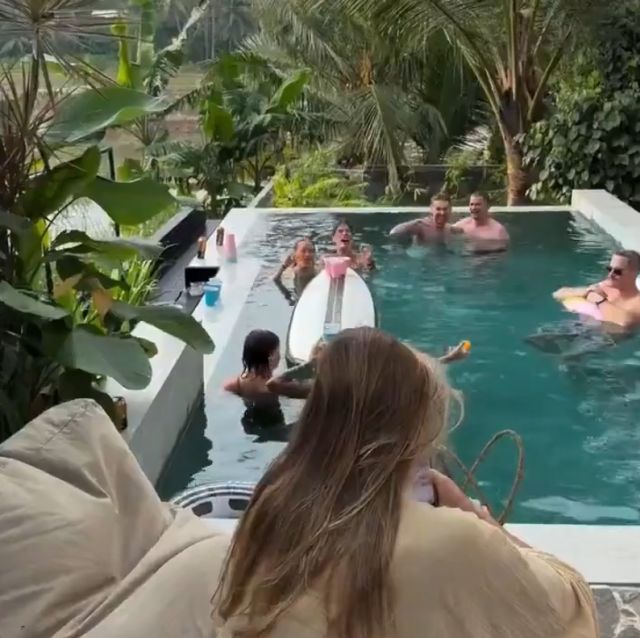 Абориген из Индонезии внимательно наблюдает за туристами