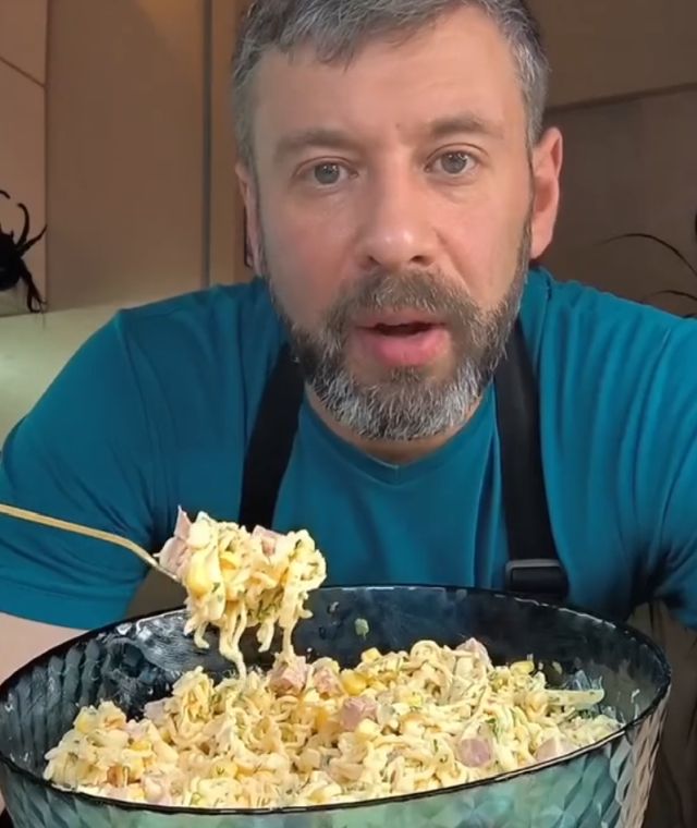 Салат из доширака завирусился в соцсетях
