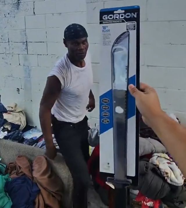 Парень из США раздал мачете бездомным