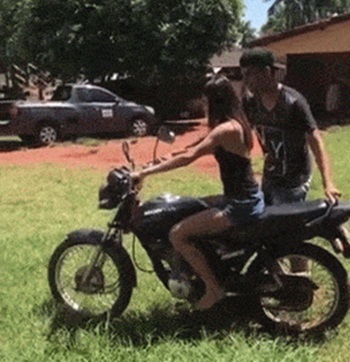 Очень короткая поездка девушки на мотоцикле