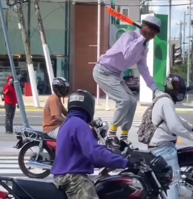 Регулировщик, который обожает любит свою работу