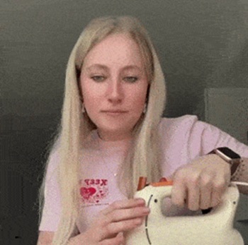 Девушка случайно запутала свои волосы в миксере