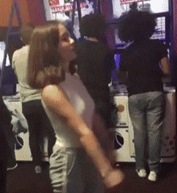 Девушка крайне неудачно ударила грушу