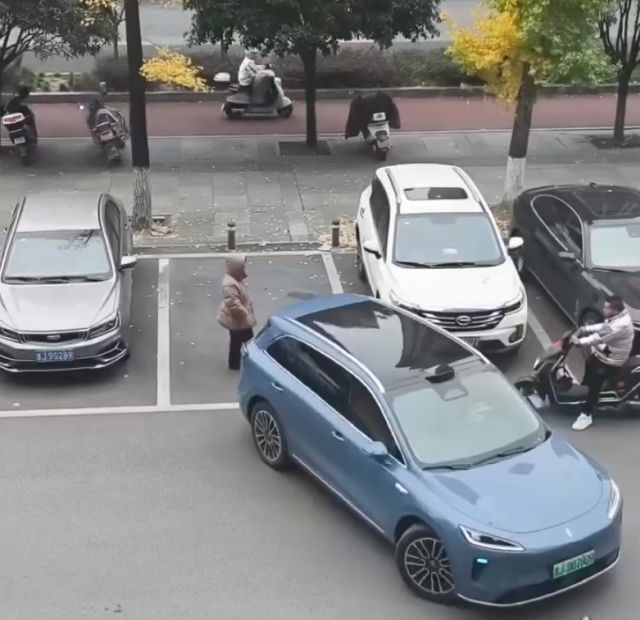 В Китае женщина мешала мужчине припарковаться