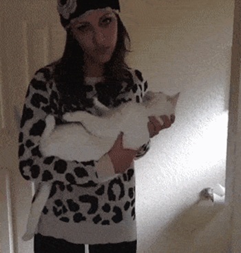 Совместный трюк девушки и кота Совместный трюк девушки и кота