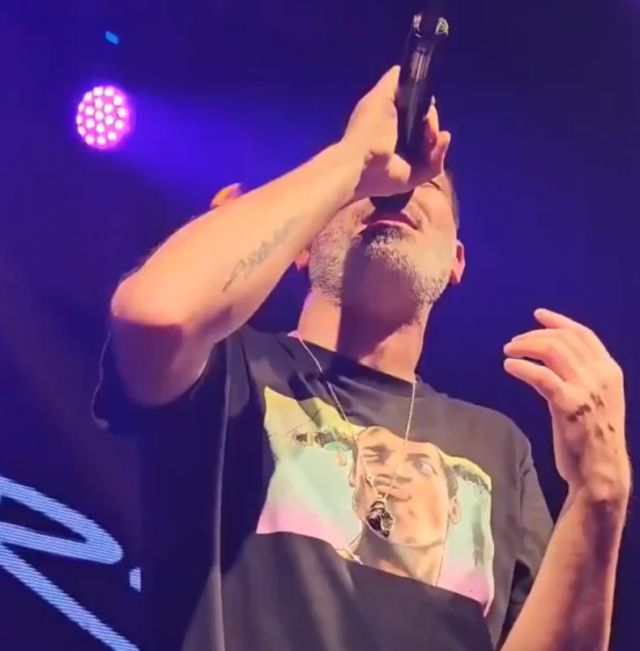 Турецкий певец во время концерта поймал ртом сигарету