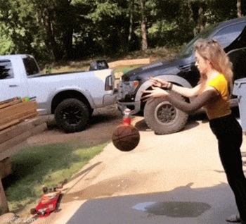 Девушка зарядила себе банкой пива по лицу Девушка зарядила себе банкой пива по лицу