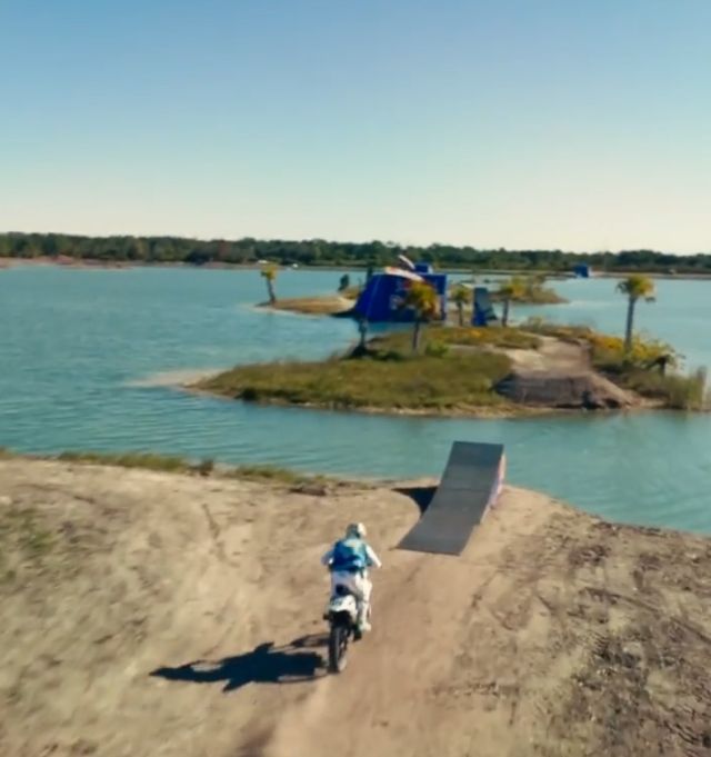 Скачем через острова на мотоцикле