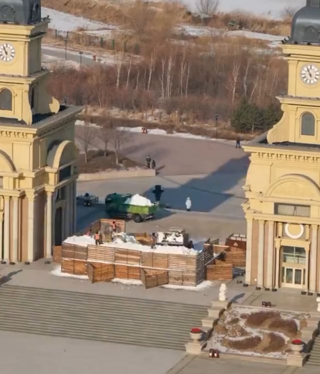 Гигантского снеговика построили в китайском Харбине