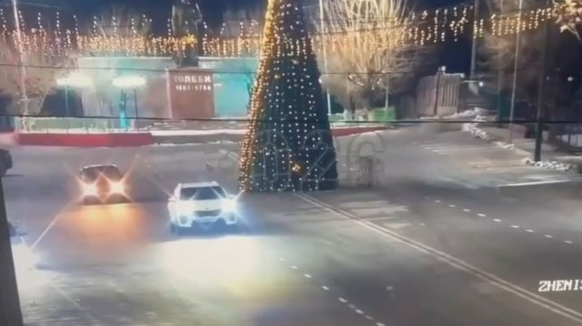 Дрифтер снёс главную новогоднюю ёлку в казахстанском Сарыагаше