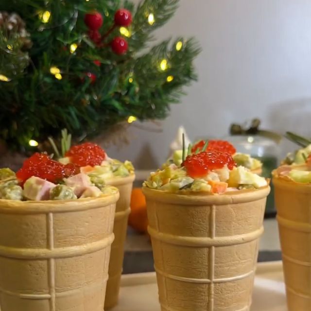 Оливье в вафельных стаканчиках