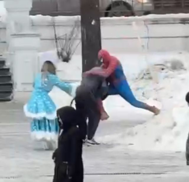 Снегурочка, крыса и Человек-паук эпично подрались на улицах Казани