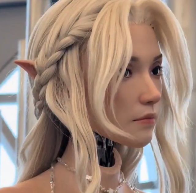 Китайская компания AheadForm делает реалистичных роботов-эльфиек