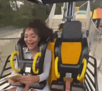 Девушка потеряла смартфон на аттракционах