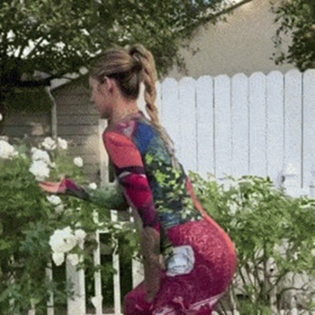 Девушка случайно вдохнула пчелу