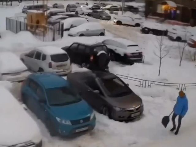 Cнежное противостояние развернулось в одном из дворов Тулы