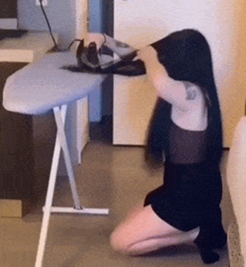 Девушка буквально выпрямила волосы утюгом