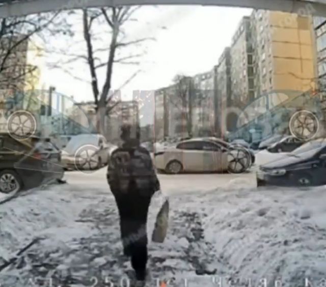 В Челябинске школьник лизнул панель домофона и застрял на морозе