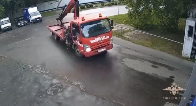 В Москве мужик на эвакуаторе украл из автосалона 26 иномарок