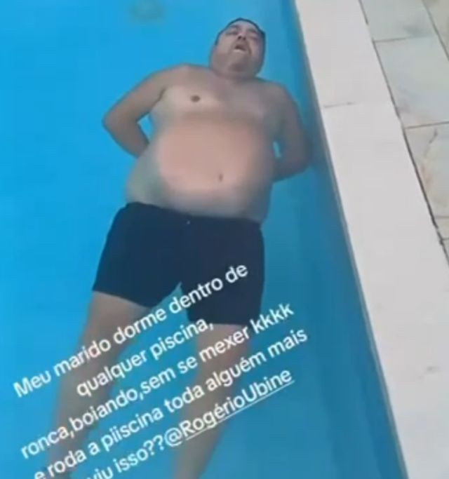 мужчина спит в бассейне