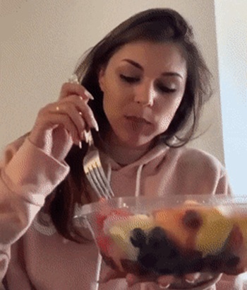 Нападение кролика на фруктовую тарелку Нападение кролика на фруктовую тарелку