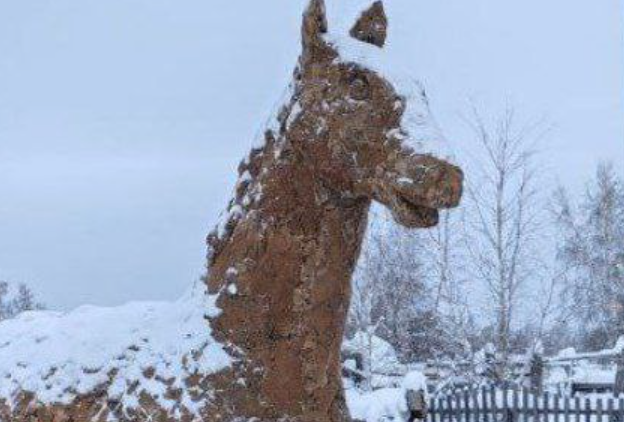 Статуя символа года (2 фото)