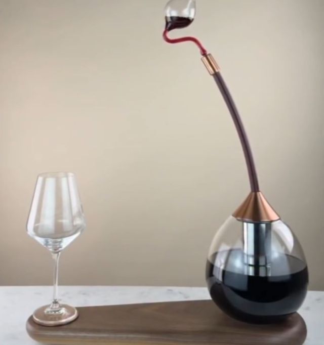 Графин, который сам наливает вино в бокал