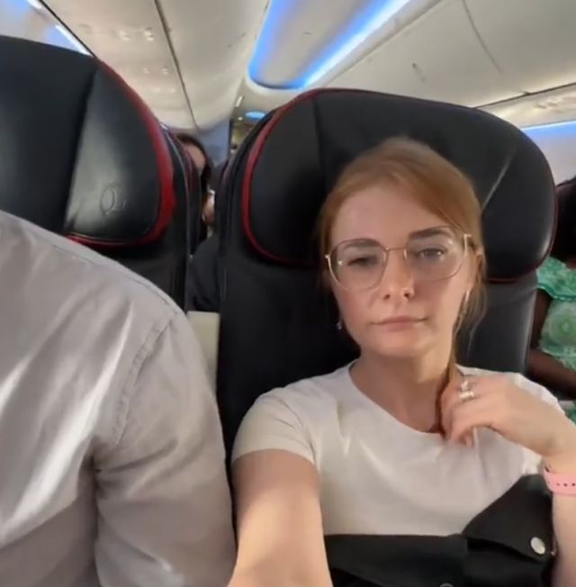 Как пассажиры оказались заперты в самолете на целую ночь