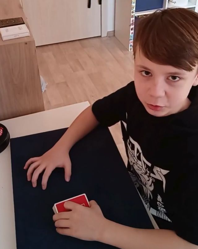 юный картежник