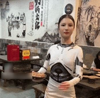 Девушка робот в китайском ресторане