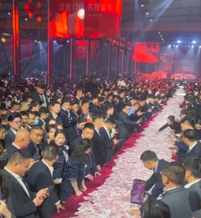 В Китае начальник выплатил подчинённым 26 миллионов долларов