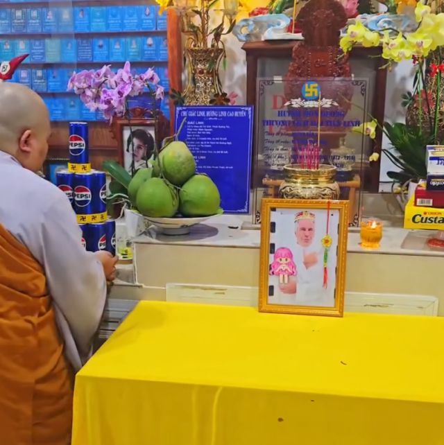 В Камбодже провели церемонию за упокой Джеффри Эпштейна