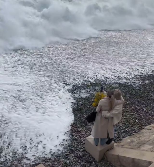 Романтику как волной смыло