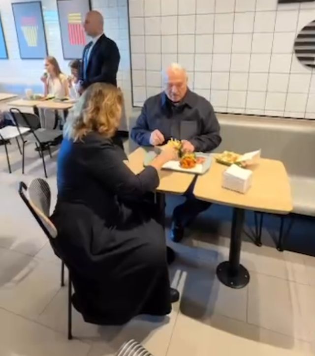 Лукашенко посетил белорусский МакДоналдс