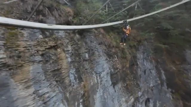 Безумный аттракцион с зиплайном в Китае